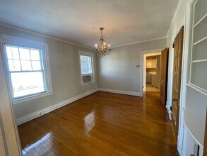 904 W Market St in Greensboro, NC - Building Photo - Building Photo