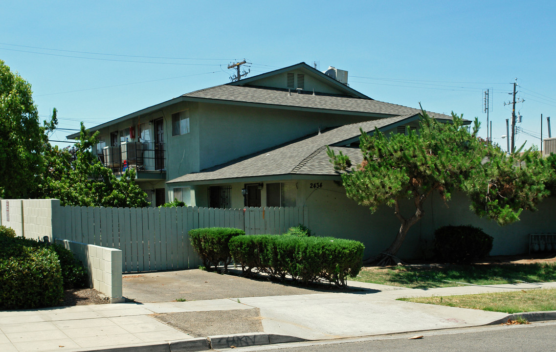 2434 E Peralta Way in Fresno, CA - Building Photo