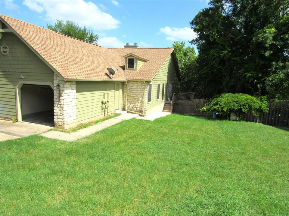 383 Fantail Loop in Lakeway, TX - Building Photo