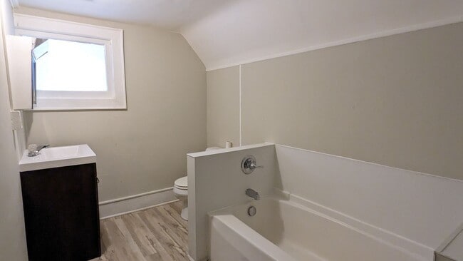 121 E Holbrook Ave in Muskegon, MI - Foto de edificio - Building Photo