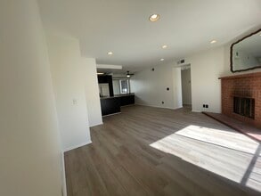 10740 Lawler St, Unit 10 in Los Angeles, CA - Foto de edificio - Building Photo