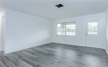 1305 Hibiscus Dr in Cape Coral, FL - Foto de edificio - Building Photo