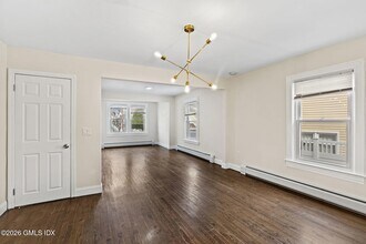 10 Artic St, Unit A in Greenwich, CT - Foto de edificio - Building Photo