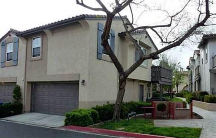 6049 Paseo Salinero in Carlsbad, CA - Building Photo