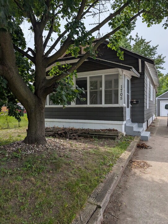 1705 Burlingame Ave SW in Wyoming, MI - Building Photo