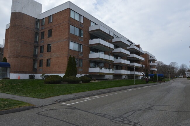 1460 Elm St in Stratford, CT - Building Photo - Building Photo