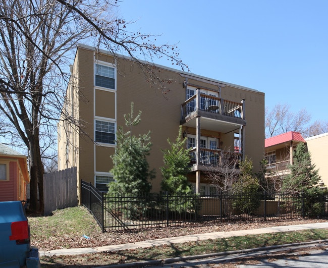 Savannah Court in Kansas City, MO - Foto de edificio - Building Photo