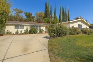 5716 Comanche Ave in Woodland Hills, CA - Building Photo