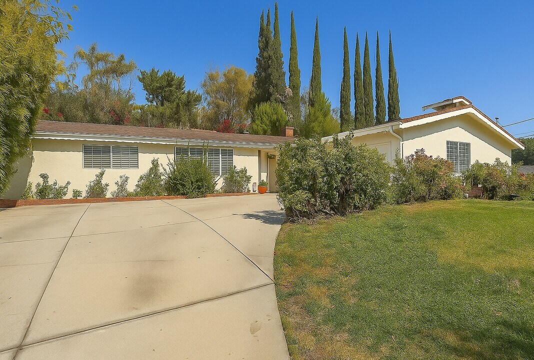 5716 Comanche Ave in Woodland Hills, CA - Foto de edificio