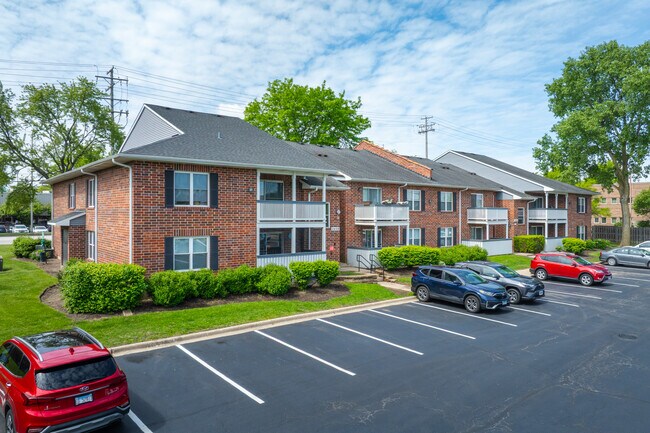 Ashton Arlington Heights in Arlington Heights, IL - Building Photo - Building Photo