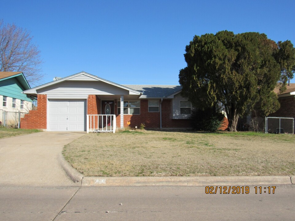 6439 NW Compass Dr in Lawton, OK - Building Photo