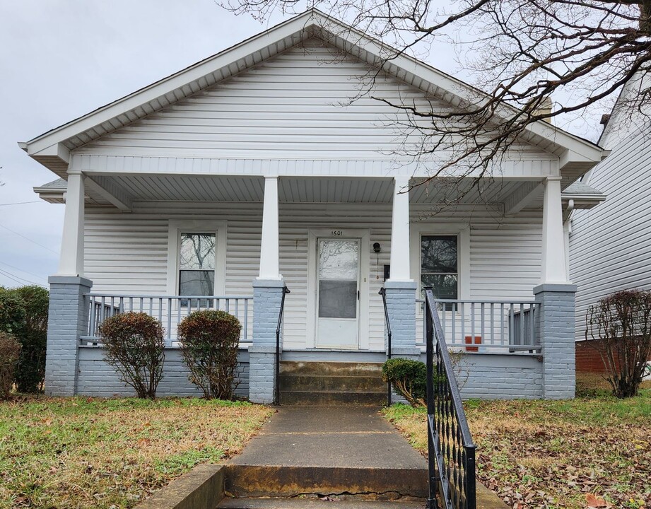 1601 Washington St in Danville, VA - Building Photo