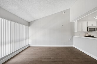 Cambridge On Devonshire in Northridge, CA - Foto de edificio - Building Photo