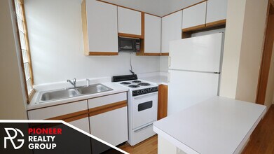 634 W Barry Ave, Unit 403 in Chicago, IL - Building Photo - Building Photo
