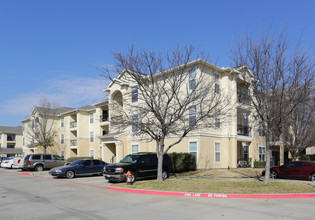 Gateway Park Apartments in Arlington, TX - Building Photo - Building Photo