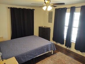 235 N Hidalgo Ave in New Braunfels, TX - Building Photo - Building Photo