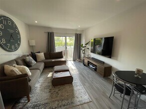 7801 NE 4th Ct in Miami, FL - Foto de edificio - Building Photo