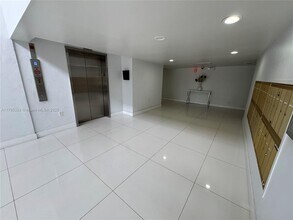 200 Lakeview Dr in Weston, FL - Building Photo - Building Photo