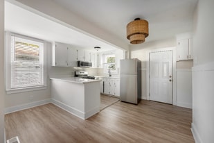 2755 E Surrey Dr in North Charleston, SC - Building Photo