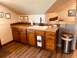 4 Rattlesnake Rd in Livingston, MT - Foto de edificio - Building Photo