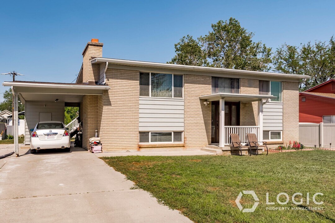 9734 S 520 E in Sandy, UT - Building Photo