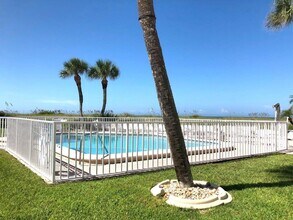 1205 Tarpon Center Dr in Venice, FL - Foto de edificio - Building Photo