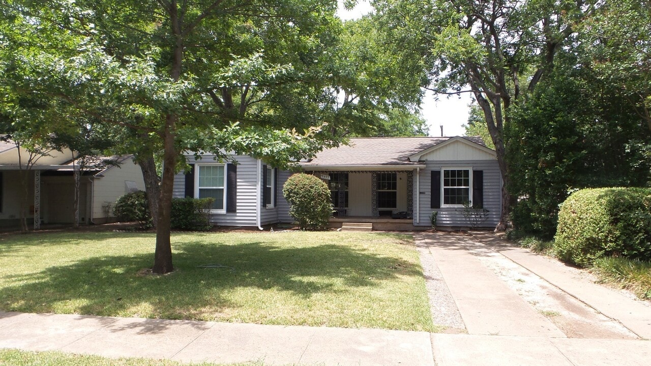9327 Peninsula Dr in Dallas, TX - Building Photo