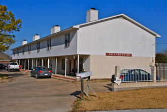 Hillcrest Apartments in Sanger, TX - Building Photo - Building Photo