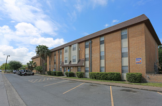 Jefferson Square Apartments in Brownsville, TX - Foto de edificio - Building Photo