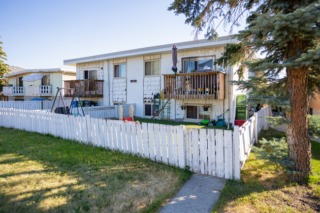 4308 73 St NW in Calgary, AB - Building Photo - Primary Photo