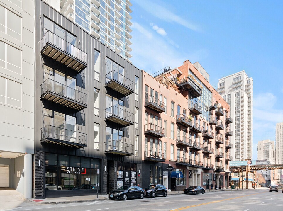318 W Grand Ave in Chicago, IL - Building Photo