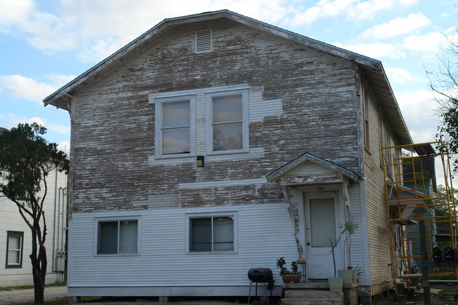 719-725 A Ave in Kingsville, TX - Foto de edificio - Building Photo