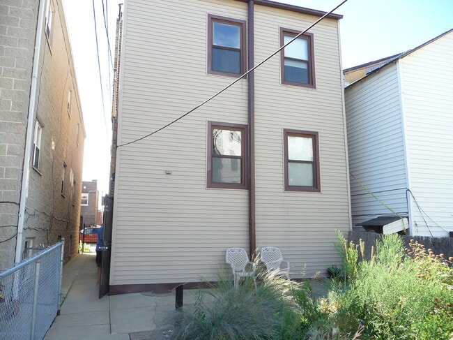2318 W Diversey Ave, Unit Garden Apt in Chicago, IL - Building Photo - Building Photo