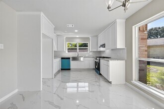 10603 Highland Woods Dr in Sugar Land, TX - Building Photo - Building Photo