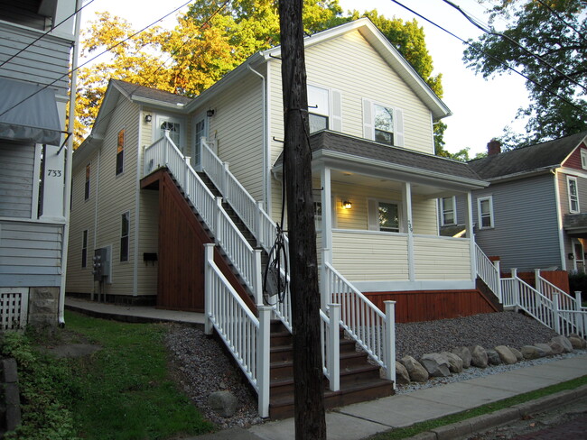 739 N Cottage St, Unit 4 in Meadville, PA - Foto de edificio - Building Photo