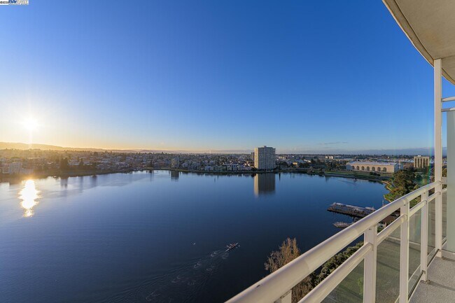 1 Lakeside Dr in Oakland, CA - Building Photo - Building Photo