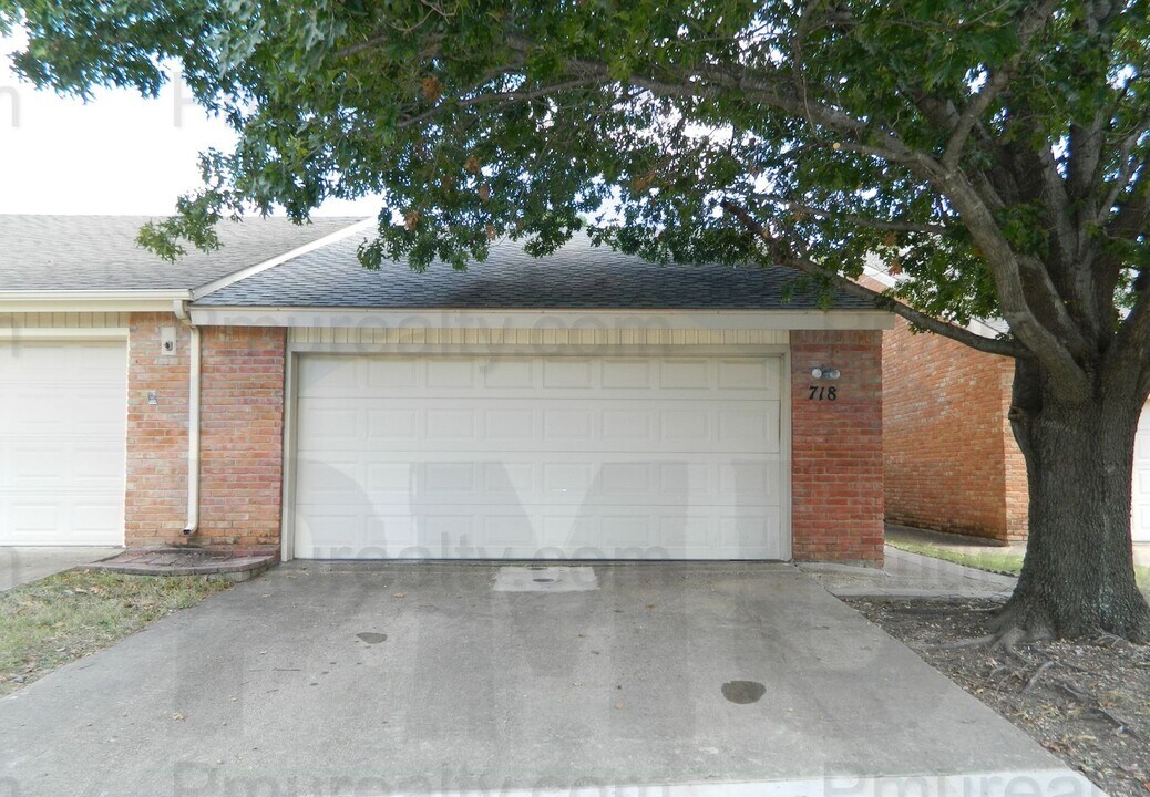 718 Carriage Way in Duncanville, TX - Building Photo