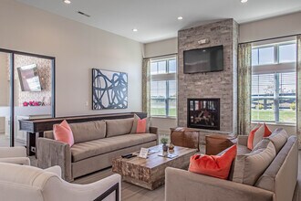 Residence at Cook's Pointe in Marysville, OH - Foto de edificio - Interior Photo