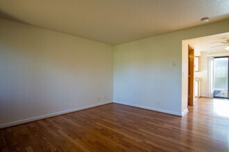 8371 SW Durham Rd in Portland, OR - Building Photo - Building Photo