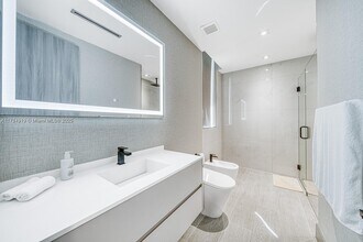 7520 W Treasure Dr in North Bay Village, FL - Foto de edificio - Building Photo