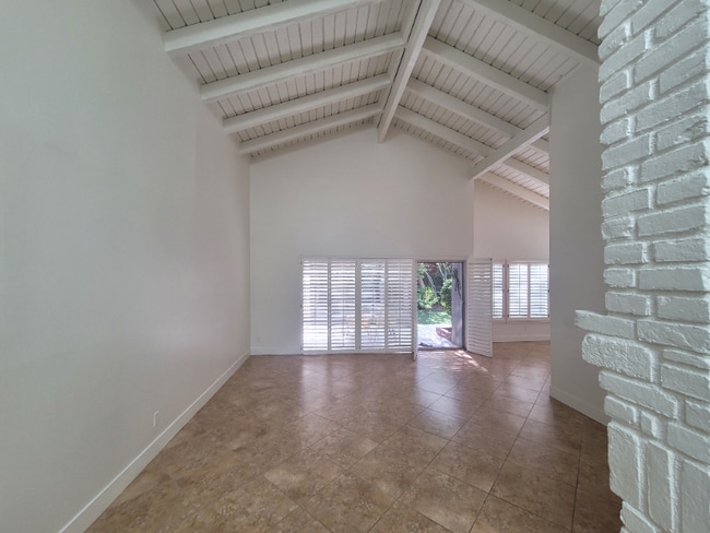 1081 Triunfo Canyon Rd in Westlake Village, CA - Foto de edificio - Building Photo