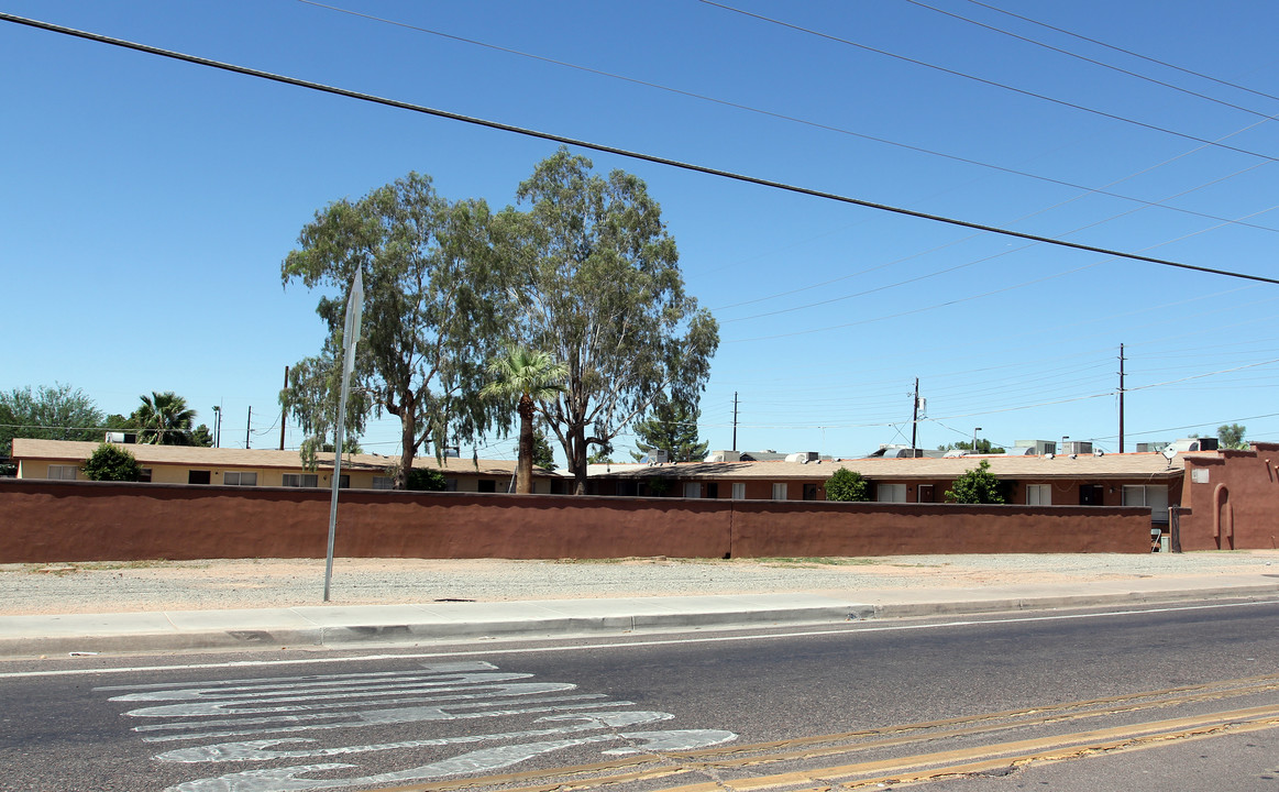 2214 N 36th St in Phoenix, AZ - Foto de edificio