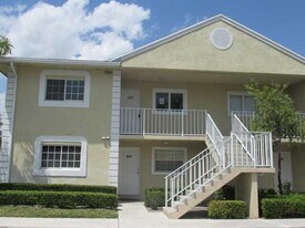 905 Palm Beach Trace Dr in Royal Palm Beach, FL - Building Photo