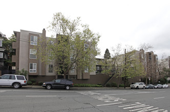 The Oaks in Oakland, CA - Building Photo - Building Photo