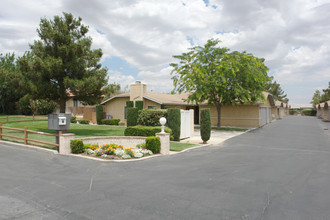 Desert Oasis Apartments in Hesperia, CA - Foto de edificio - Building Photo