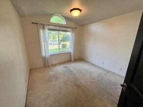 923 Hampton Way in Medford, OR - Foto de edificio - Building Photo