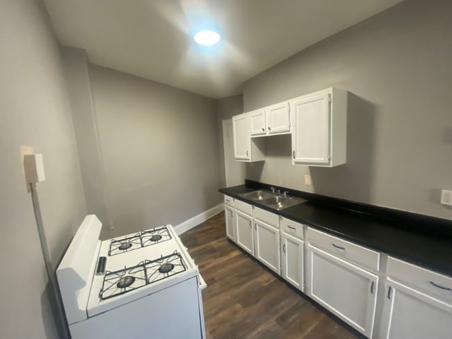 392 E 147th St in Cleveland, OH - Foto de edificio - Building Photo