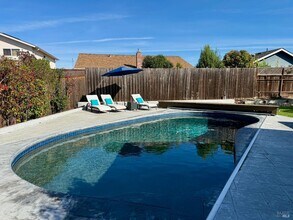 1017 Carob Ct in Petaluma, CA - Building Photo - Building Photo