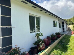 2458 Plunkett St in Hollywood, FL - Building Photo - Building Photo