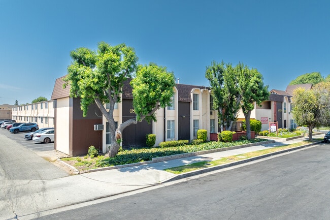 Valley Townhomes Apartments in Northridge, CA - Building Photo - Primary Photo